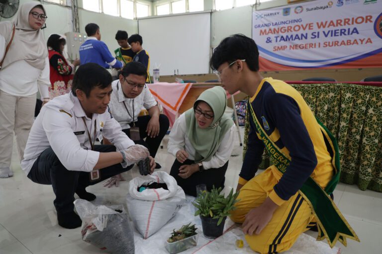Wujudkan Kota Sehat Berkelanjutan, Pemkot Surabaya Dukung Kegiatan Ekologi ‘Mangrove Warrior’ dan ‘Taman Sansiviera’ SMPN 1