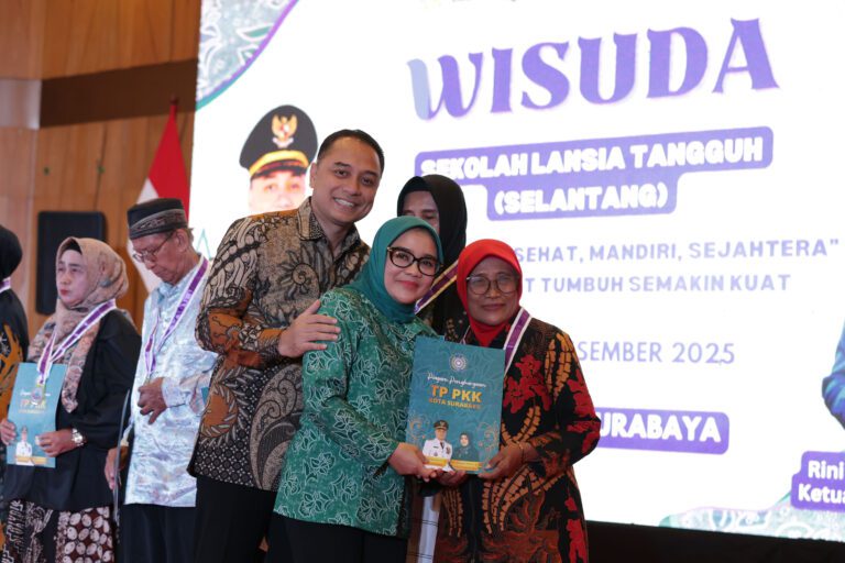 Wisuda Akbar Selantang 2025, Pemkot Surabaya dan PKK Cetak Ribuan Lansia Mandiri dan Tangguh