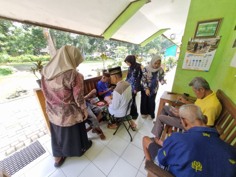 UPT PSTW Jember Dorong Interaksi Antar Generasi, Lansia Berlatih Motorik Bersama Siswa SMK