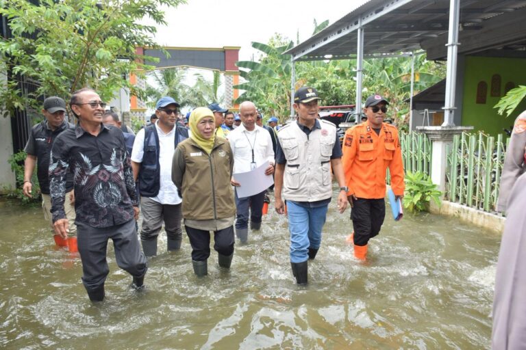 Curah Hujan Tinggi, Pak Yes Dampingi Bu Khofifah Tinjau Banjir Laladan