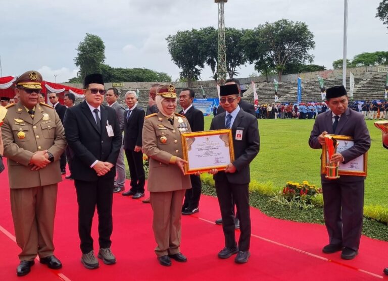 Bupati Ipuk Raih Penghargaan Pembina K3 Terbaik dari Gubernur Jatim