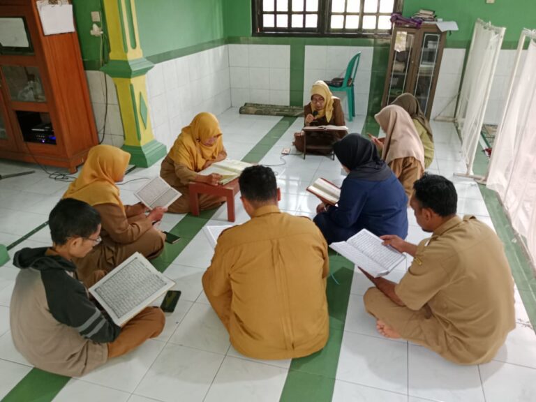 Pegawai UPT PSTW Magetan Awali Kerja dengan Tadarus Al-Qur’an