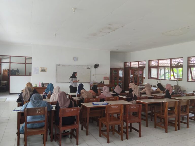 UPT PSBR Jombang Bekali Penerima Manfaat dengan Teori Dasar Salon