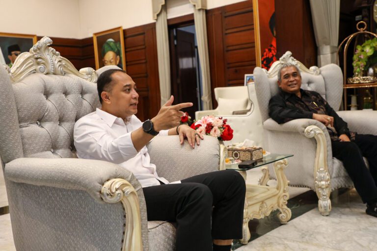 Wujudkan ‘Satu Keluarga Miskin Satu Sarjana’, Wali Kota Eri Cahyadi Bantu Biaya UKT Mahasiswa PTS Tidak Mampu