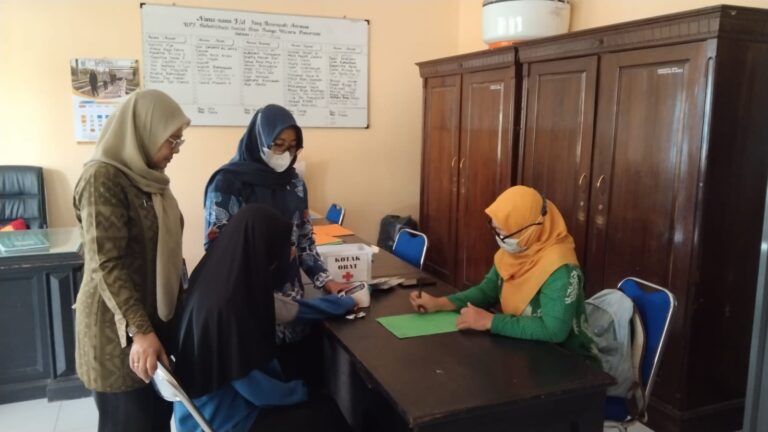Rutin Cek Kesehatan Penerima Manfaat di UPT RSBRW Pasuruan