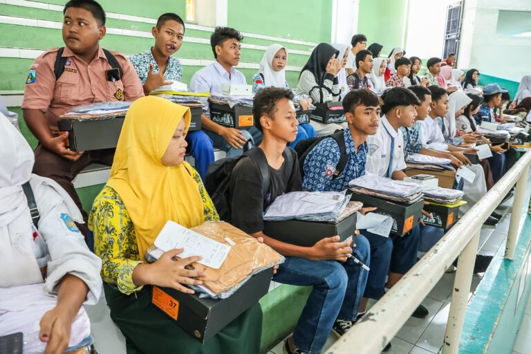Tindak Lanjuti SE Gubernur Jatim, Wali Kota Eri Cahyadi Alihkan Bansos untuk Siswa SMA Swasta Sederajat di Surabaya