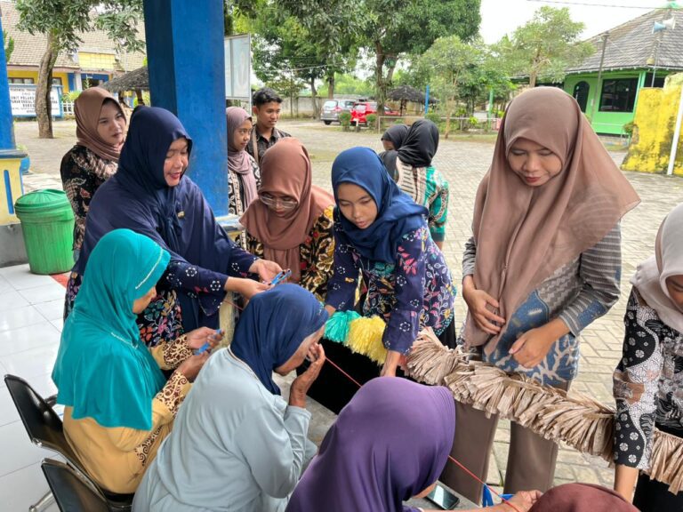 UPT PSTW Bondowoso Asah Kreativitas Lewat Pelatihan Membuat Kemoceng