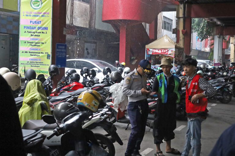 Dishub Surabaya Sosialisasikan Parkir Digital di Kawasan Zona 1 Jalan Tanjung Anom hingga Blauran