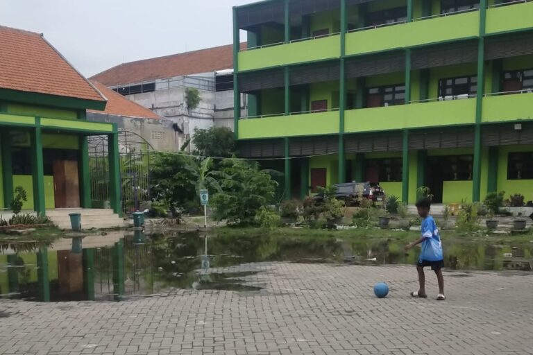 Pemkot Surabaya Cek Saluran Serentak, Pasca Lapangan SDN Ujung V Tergenang