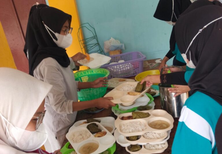Tingkatkan Kualitas Hidup Penerima Manfaat, UPT PSTW Jember Sediakan Makanan Bergizi