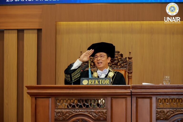 Kukuhkan Lima Guru Besar, Rektor UNAIR Dorong Inovasi Kesehatan Berbasis Kemanusiaan