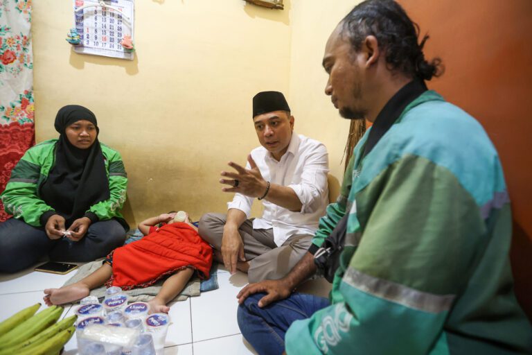 Ubah Nasib Pasutri Ojol, Wali Kota Eri Cahyadi Tawarkan Pekerjaan di Padat Karya