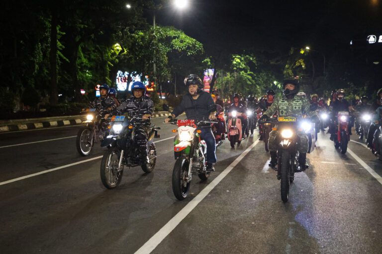 Keliling Kota Pakai Motor, Wali Kota Eri dan Forkopimda Pastikan Malam Tahun Baru 2026 di Surabaya Kondusif