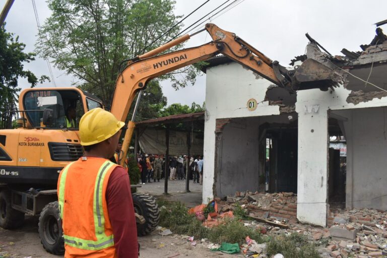 Tak Kantongi Hubungan Hukum, Pasar Simo Mulyo Dibongkar Pemkot Surabaya
