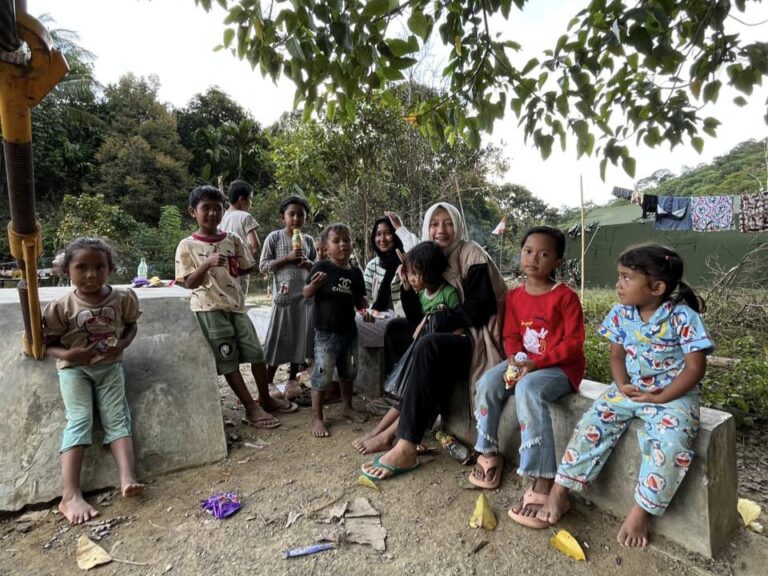 ITS Fasilitasi Pemberian Bantuan 34 Mahasiswa ITS Korban Banjir Sumatera
