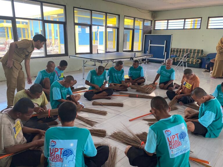 Pelatihan Sapu Lidi Di Pemprov Jatim-UPT RSBL Kediri, Jadi Media Terapi dan Pembekalan Kemandirian Penerima Manfaat