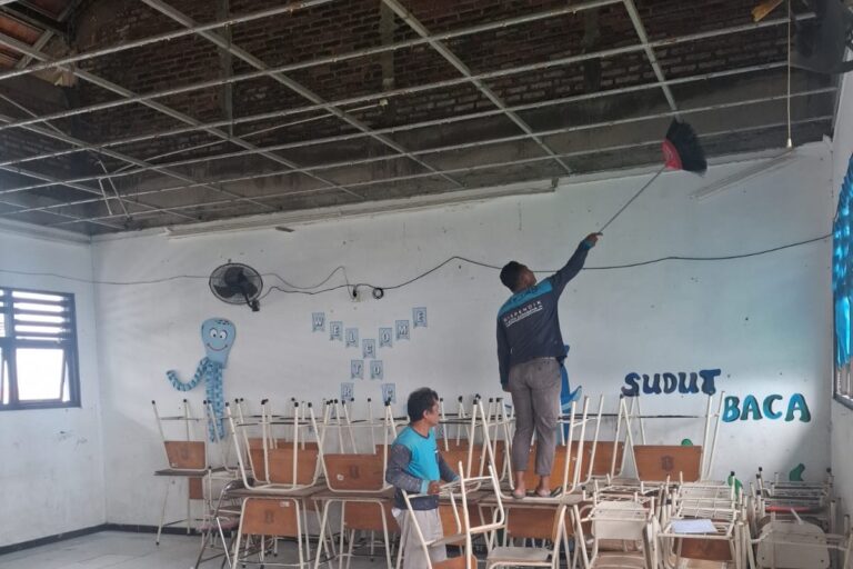 Plafon Kelas Runtuh Diterpa Angin, Siswa SMPN 60 Surabaya Aman dan Belajar Dipindah