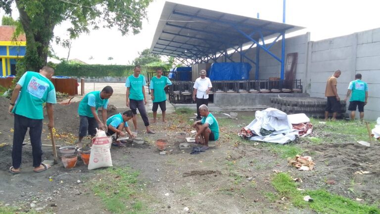 Praktik Pembuatan Paving, Pemprov Jatim-UPT RSBL Kediri Bekali Penerima Manfaat Keterampilan Produktif