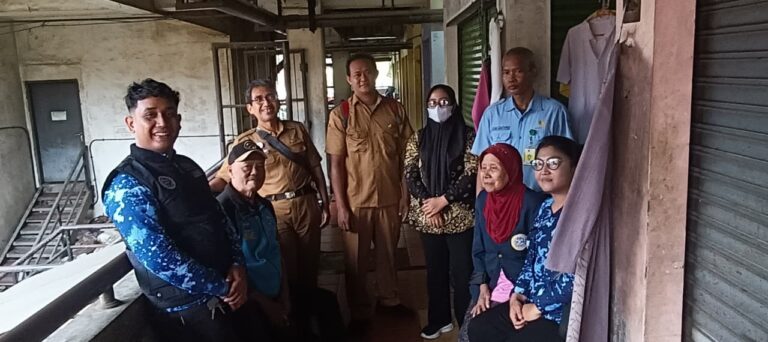 Tinggal di Stan Pasar Tidak Layak, Lansia Telantar di Surabaya Ditangani JSC Tim Respon Kasus Dinsos Jatim