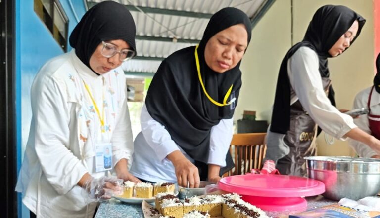 UPT RSBKW Kediri Laksanakan Evaluasi Praktik Pembuatan Bolu bagi Penerima Manfaat