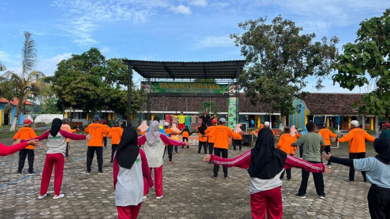 UPT PSTW Jember Gelar Senam Tera Indonesia untuk Penerima Manfaat Lansia