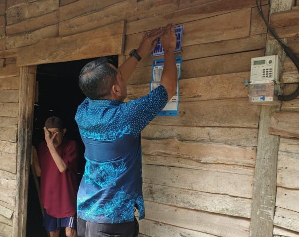 Sudah Berjalan Pamasangan Stiker Miskin Di Rumah KPM Bantuan Sosial Di Bojonegoro