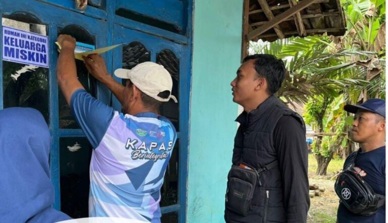 Pemasangan Stiker Miskin Di Rumah KPM Bansos Di Bojonegoro Capai Hampir Selesai