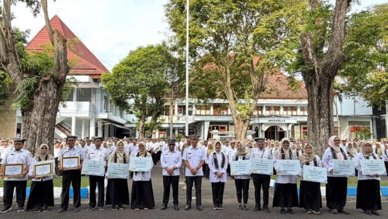 Pemkab Bojonegoro Serahkan Sarana Dan Prasarana Penunjang Layanan Kesehatan Di Puskesmas dan RSUD