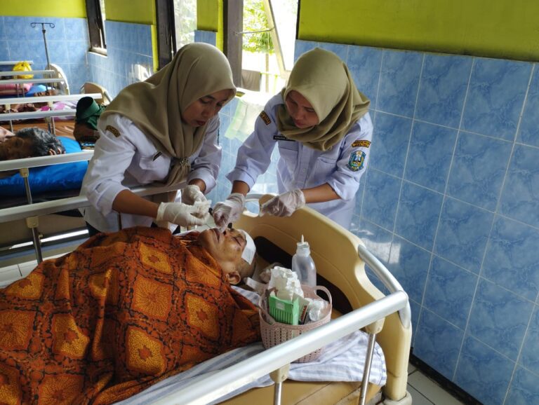 UPT PSTW Pasuruan Rutin Rawat Luka Lansia, Pemprov Jatim Pastikan Cegah Infeksi