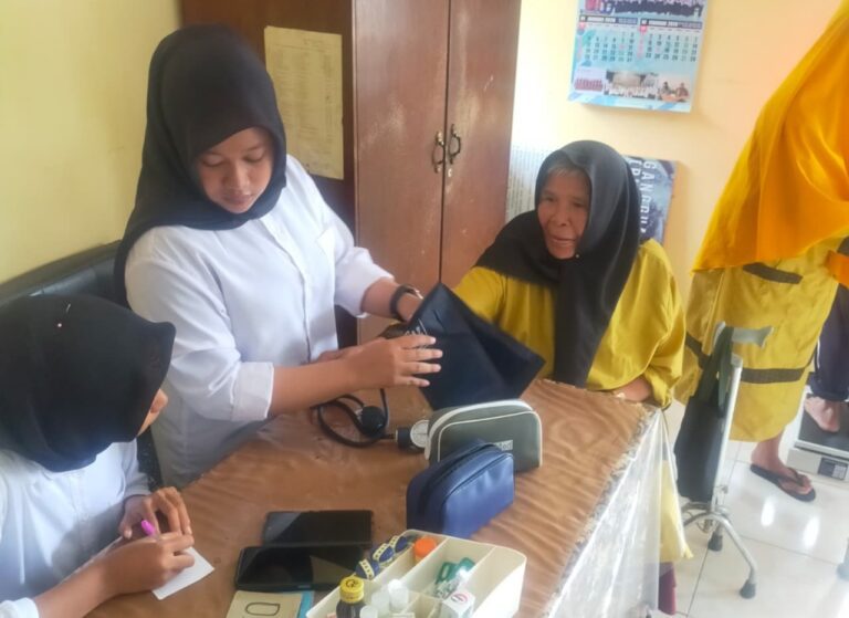 Fasilitasi Cek Kesehatan Lansia di UPT PSTW Blitar Asrama Tulungagung