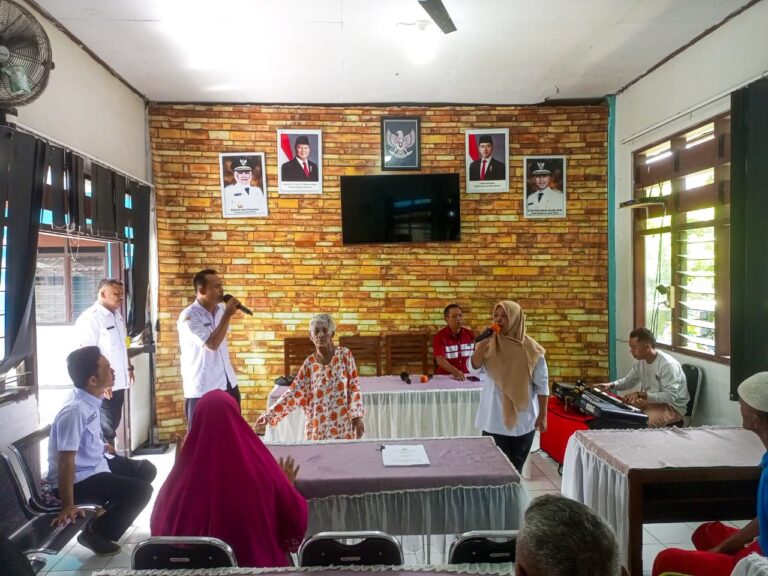 UPT PSTW Banyuwangi Hadirkan Terapi Musik, Penerima Manfaat Lansia Bernyanyi Penuh Sukacita