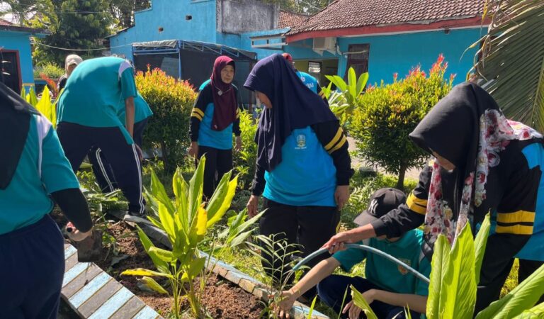 UPT PSTW Jombang laksanakan Kegiatan Lestari, Ajak Lansia Berkebun