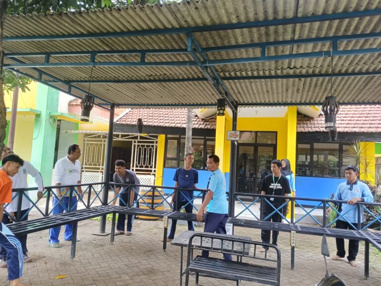 UPT RSBRW Pasuruan Guyub Kerja Sama Pindahkan Gazebo Outdoor Karya Penerima Manfaat