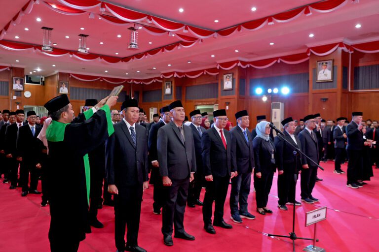 Pemkot Surabaya Lantik 69 Pejabat: Targetkan Reformasi Birokrasi Berbasis “Rapor Publik”