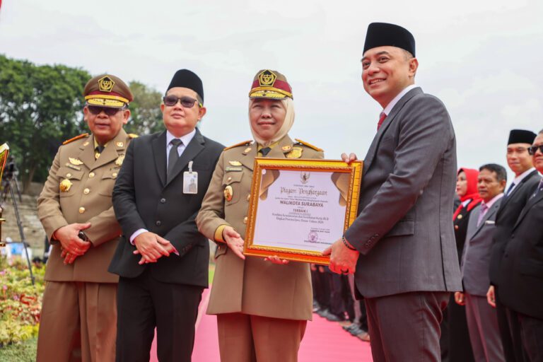 Komitmen Lindungi Pekerja, Wali Kota Eri Sabet Predikat Platinum Terbaik I Pembina K3 di Jawa Timur