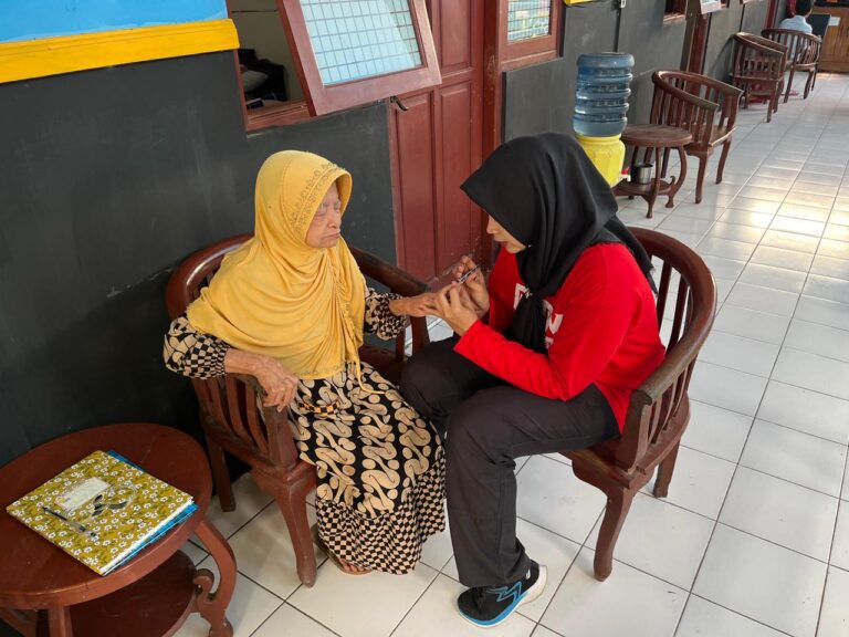 UPT PSTW Jombang Lakukan Visite Sosial ke Seluruh Lansia