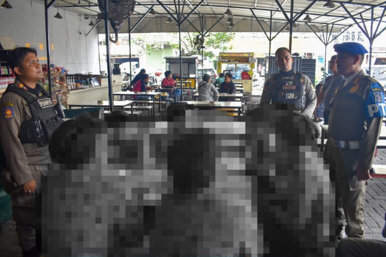Satpol PP Surabaya Jaring Pelajar Bolos Sekolah di Warung Kopi