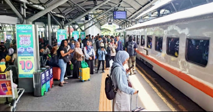 Jelang Akhir Libur Tahun Baru 2025/2026, Pelanggan Kereta Api di KAI Daop 8 Masih Tinggi Didominasi Penumpang Tiba