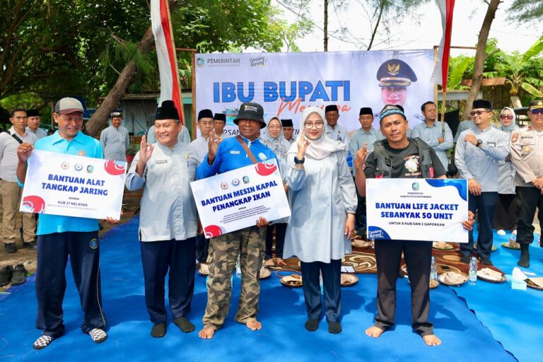 Bupati Ipuk Serahkan Bantuan 12 Mesin Kapal untuk Nelayan Banyuwangi 