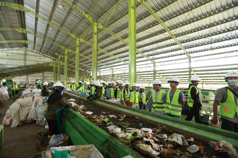 Pengolahan Sampah Sirkular Modern TPS3R Balak Banyuwangi, Mampu Olah Sampah Menjadi Bahan Bakar Pabrik