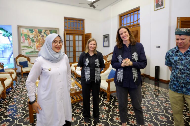 Apresiasi Komitmen Bupati Ipuk dalam Mengelola Sampah, Clean Rivers Uni Emirat Arab Suport Dua TPS3R Banyuwangi 