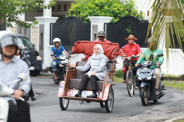 Jumat Hari Naik Transportasi Umum, Bupati Ipuk Pilih Becak Listrik ke Kantor