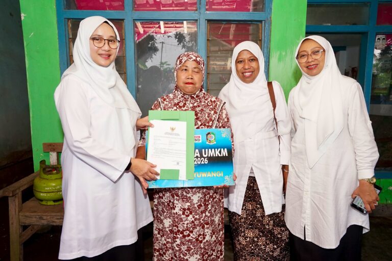 Telah Sasar Ribuan Warung Rakyat, Bupati Ipuk Kembali Salurkan Program Wenak