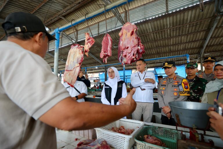 Bupati Ipuk dan Forkopimda Banyuwangi Pantau Harga Bahan Pokok di Pasar Tradisional 