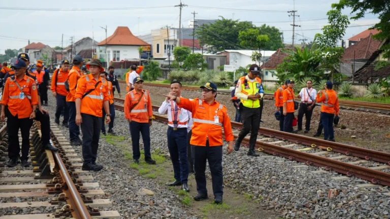 Pastikan Operasional Optimal, KAI Daop 8 Lakukan Pengecekan Prasarana dan Stasiun