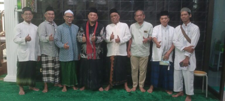 Masjid Baitul Muttaqiin Bekerjasama dengan RW XII Bratang Gede Sambut Ramadhan Jual Bahan Pokok Murah
