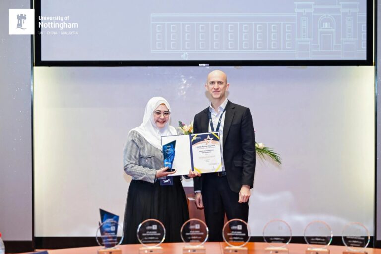 Alumnus Sasindo UNAIR Buktikan Ilmu Humaniora Relevan di Dunia Pendidikan Global