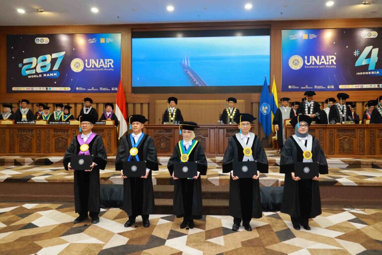 Pengukuhan Guru Besar UNAIR, Sepasang Suami Istri Profesor Warnai Prosesi Akademik