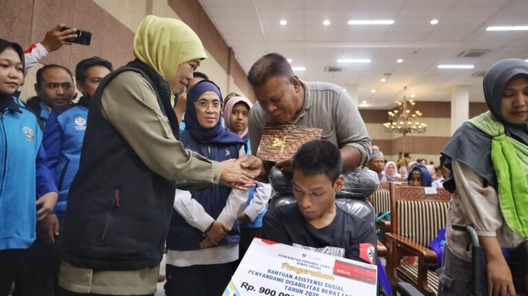 Gubernur Khofifah Salurkan Bansos, PMD dan Zakat Produktif senilai Rp 16,118 Miliar untuk Kabupaten Peobolinggo: Perkuat Perlindungan Sosial dan Pemberdayaan Ekonomi