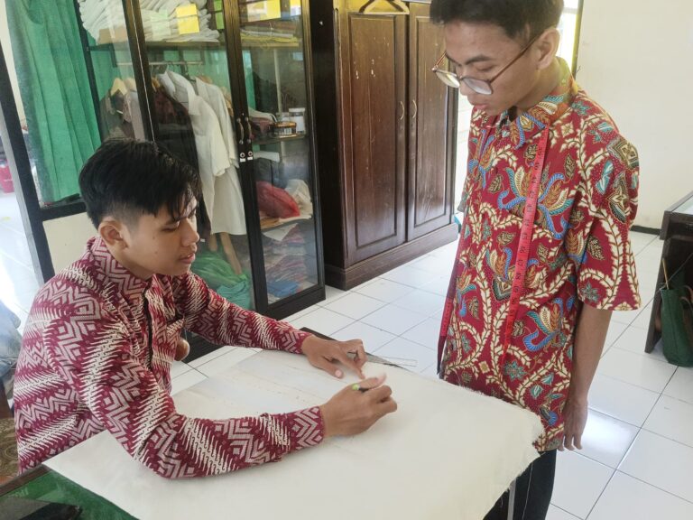 UPT RSBRW Pasuruan Bimbing Penerima Manfaat Teknik Merader dalam Keterampilan Menjahit